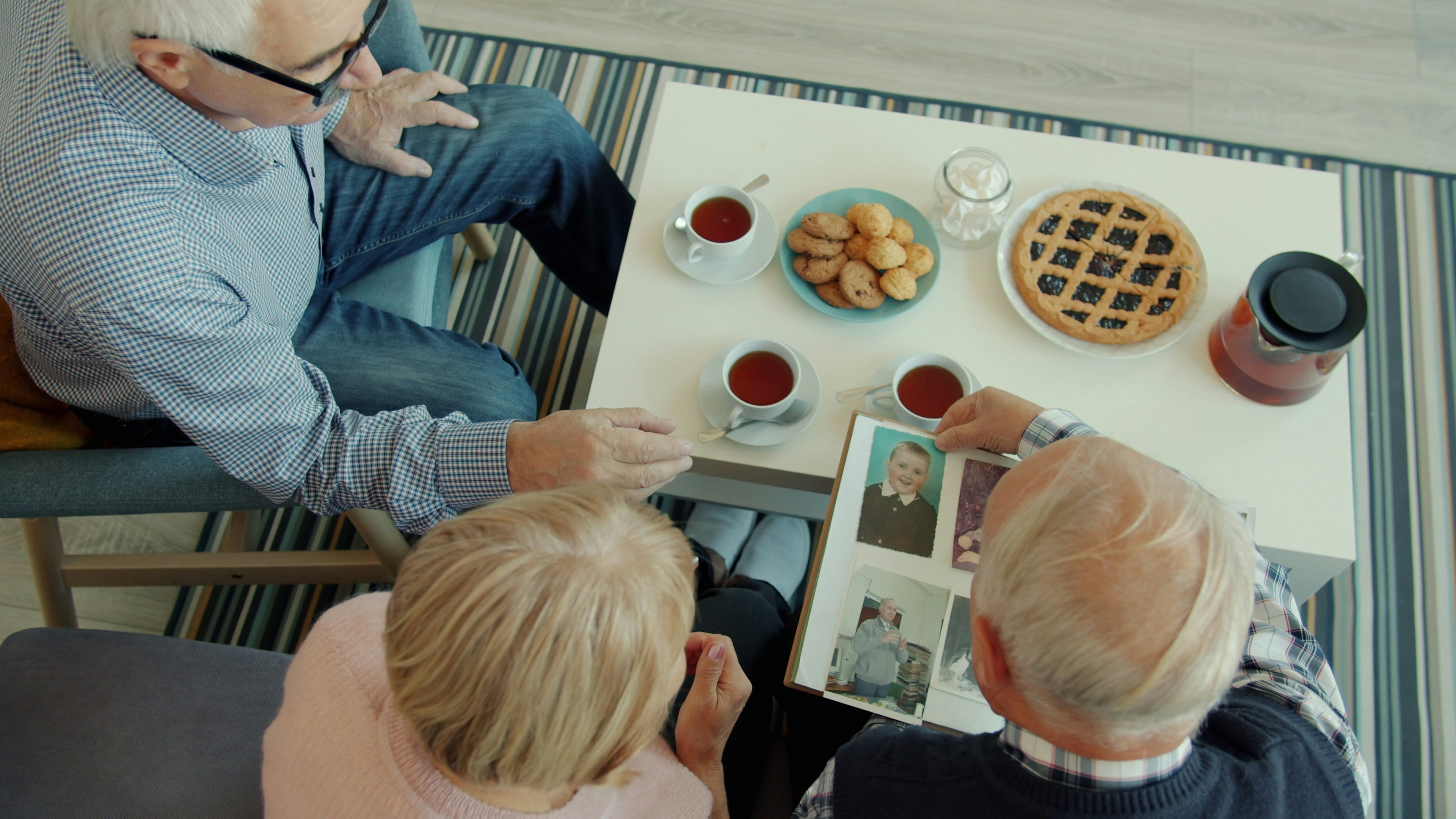 Family member observing a senior's daily routine - help for seniors living at home